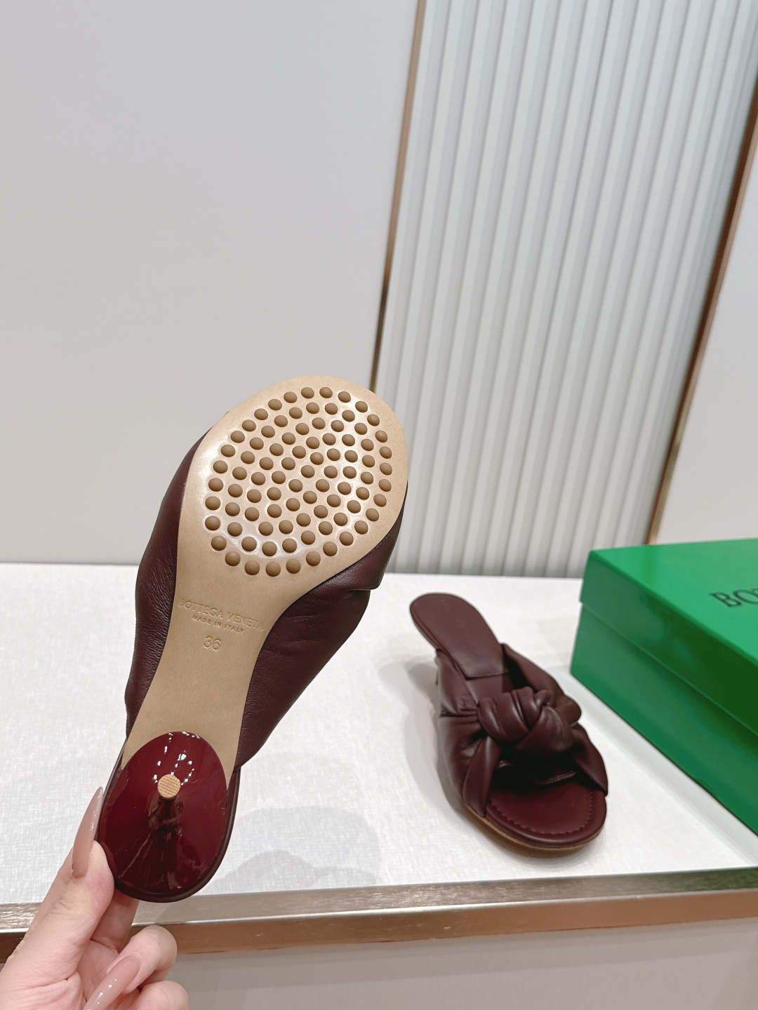 보테가 베네타(BOTTEGA VENETA) 체리 트위스트 뮬 힐 신발