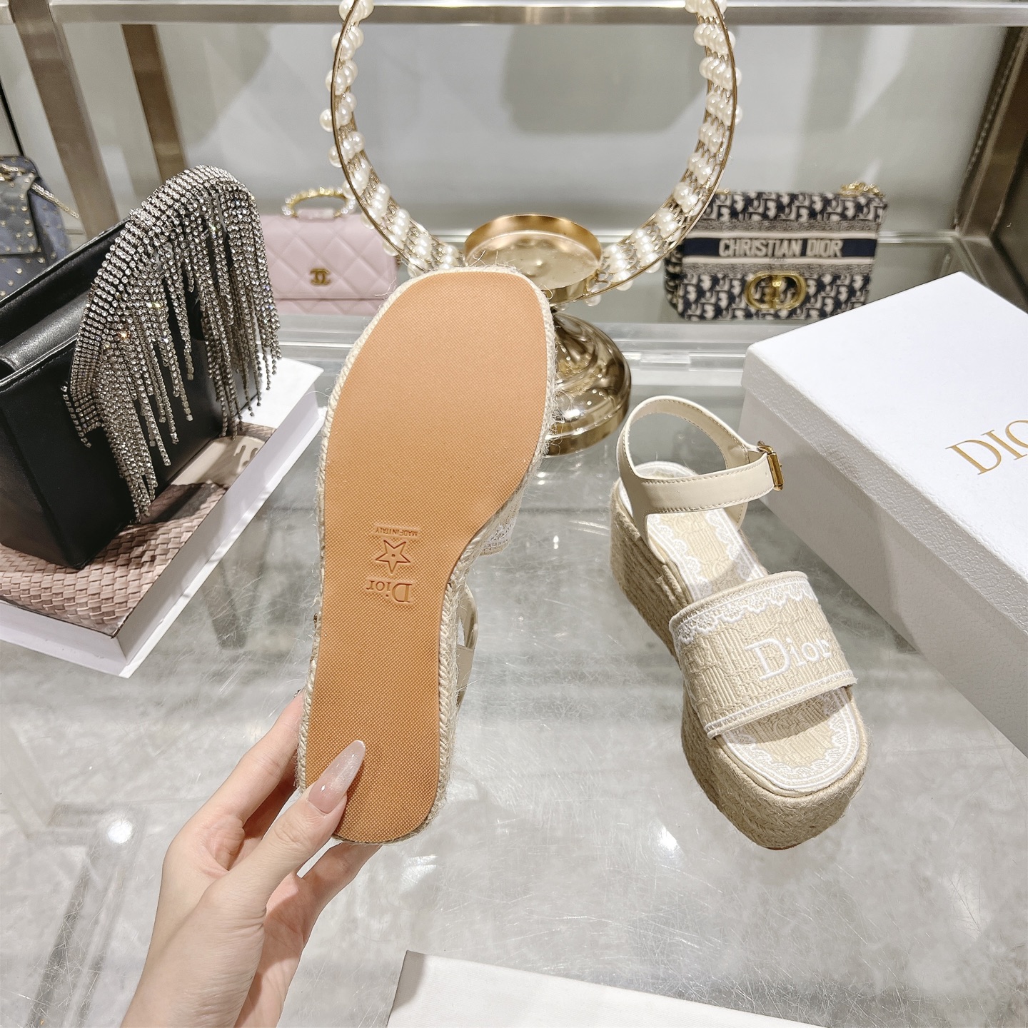 디올(DIOR) Dway 로고 자수 에스파드류 웨지 샌들 신발