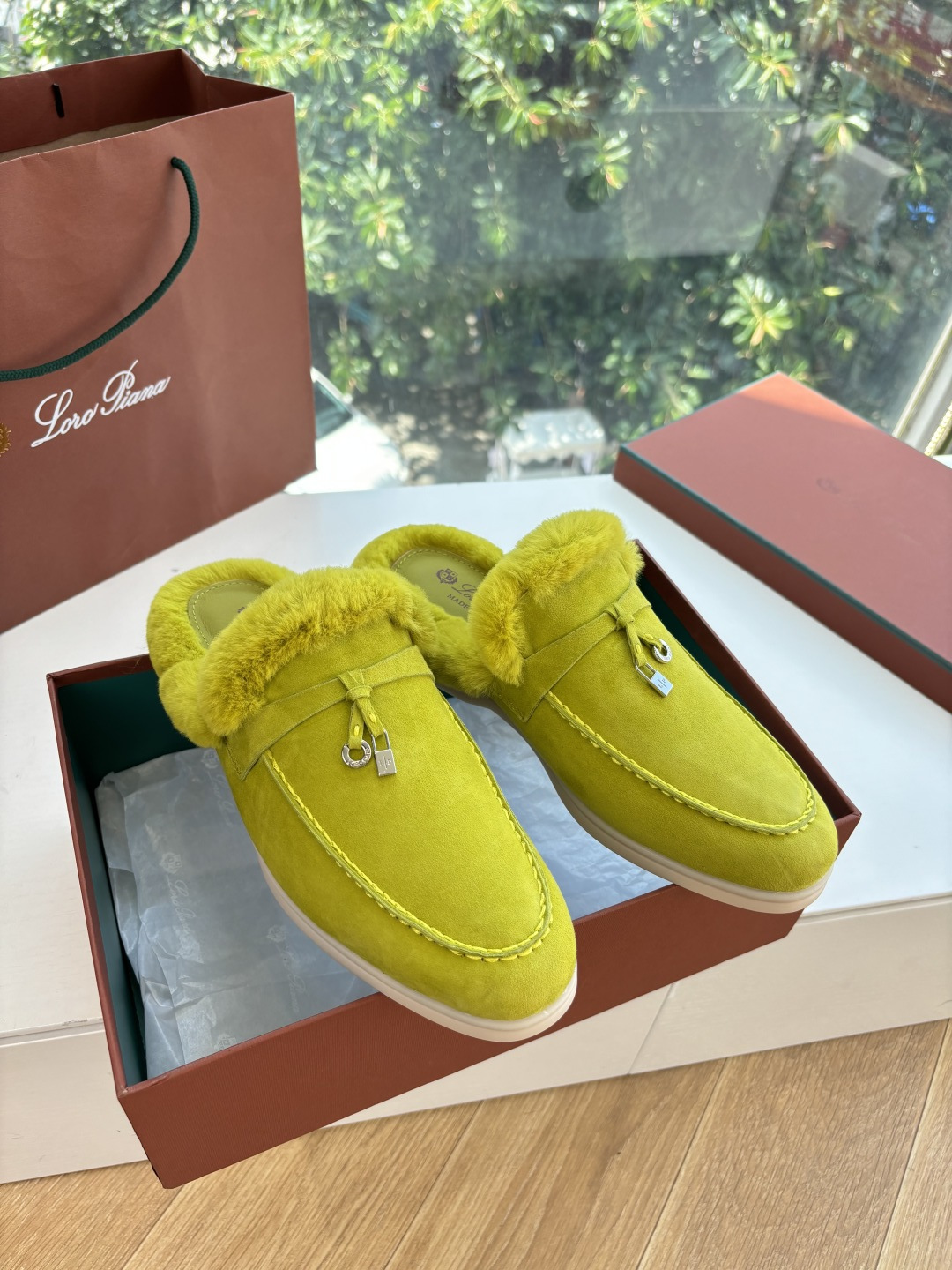 로로피아나(Loro Piana) 커플 퍼 트리밍 스웨이드 뮬 슬리퍼 신발