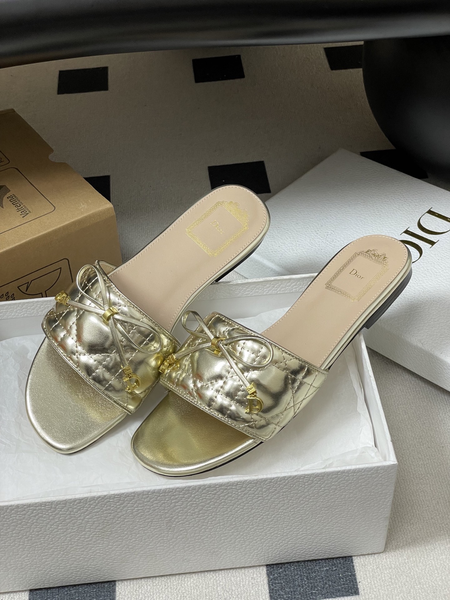 디올(DIOR) 퀼팅 리본 슬리퍼 신발