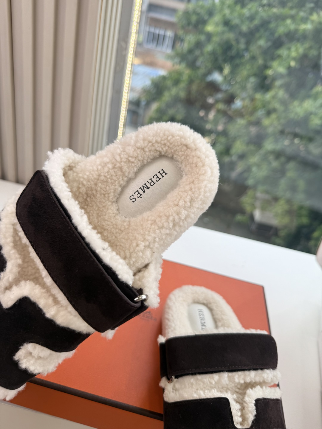 에르메스(HERMES) 시어링 퍼 뮬 슬리퍼 신발