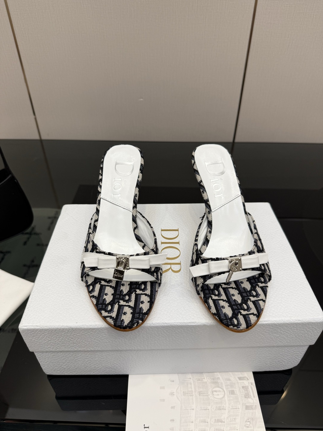 디올(DIOR) 패브릭 뮬 힐 신발