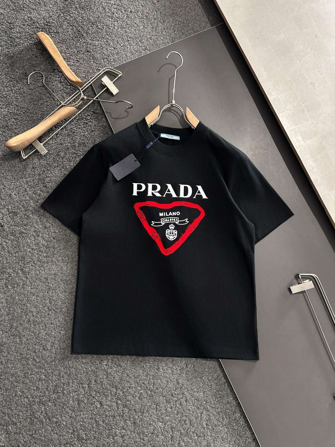 프라다(PRADA) 삼각 로고 그래픽 프린트 반팔 티셔츠 상의 의류
