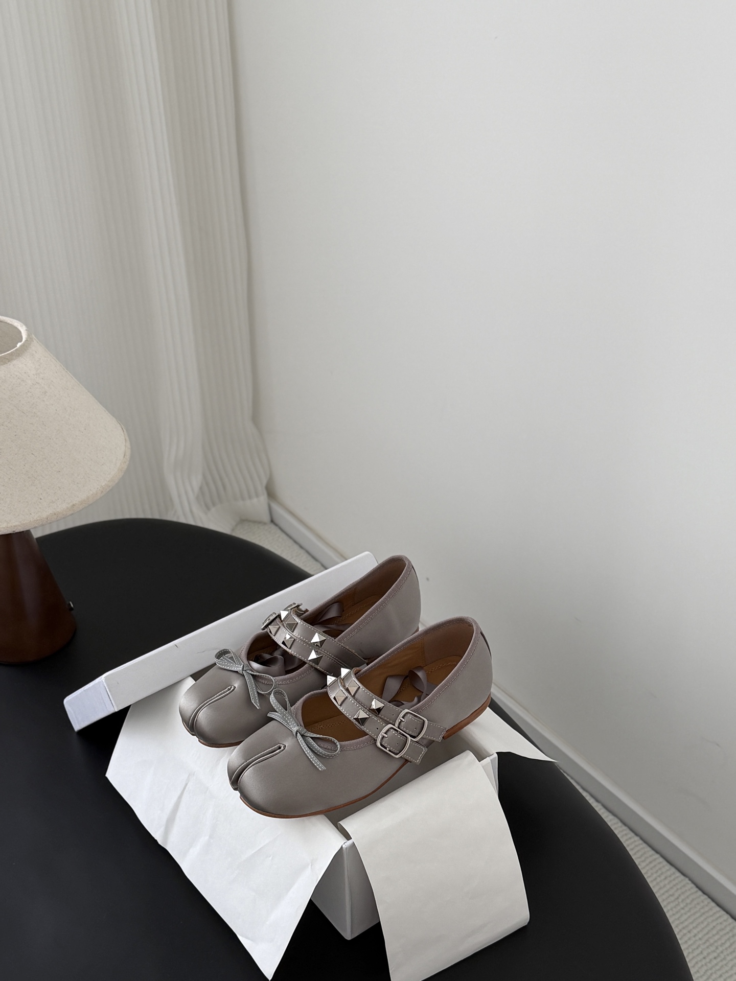 메종 마르지엘라(Maison Margiela) 타비 스터드 스트랩 발레리나 플랫 신발
