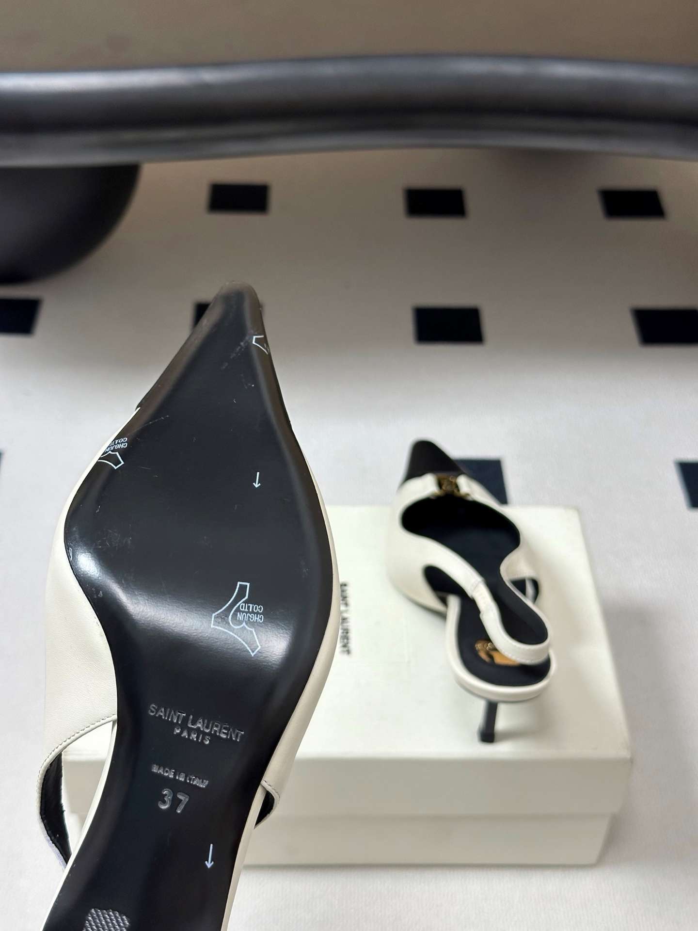 생로랑(SAINT LAURENT) YSL 메탈 로고 캡토 슬링백 펌프스 신발