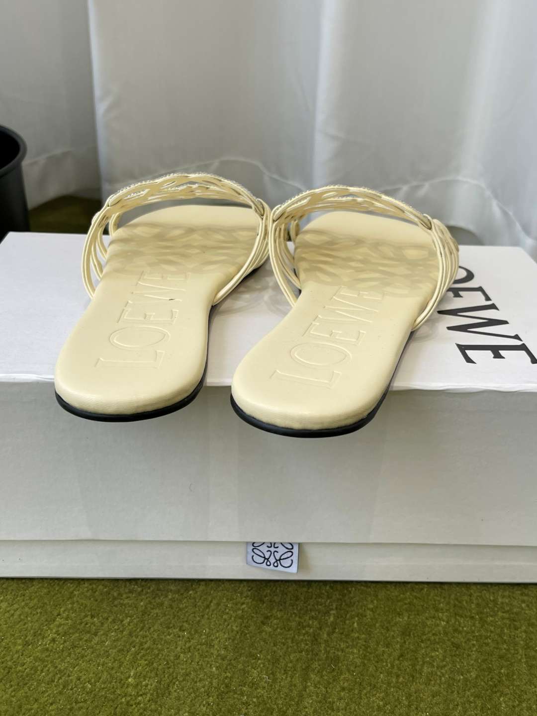 로에베(LOEWE) 라인스톤 스퀘어토 플랫 슬리퍼 신발