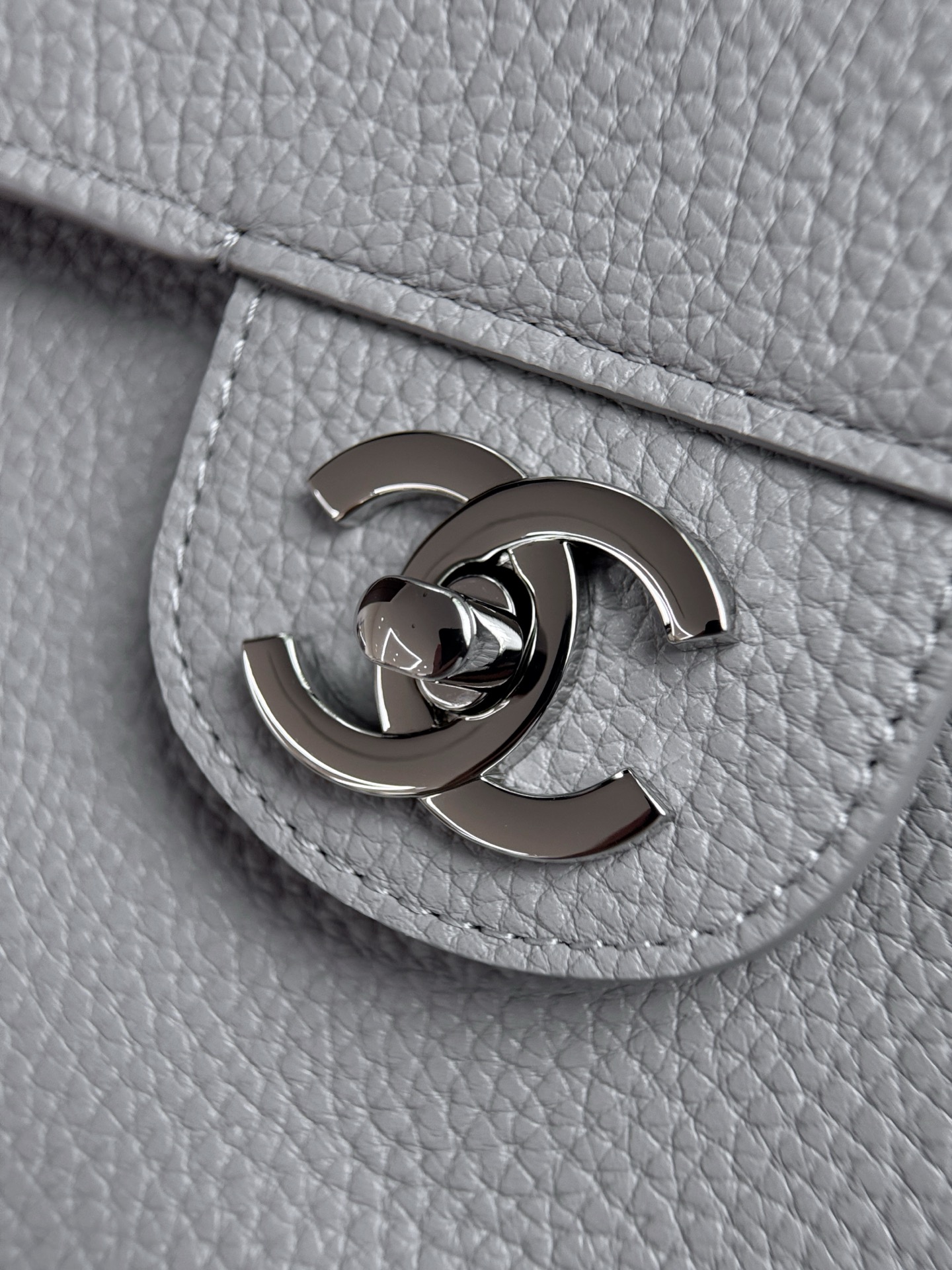 [CHANEL] 샤넬 26S 맥시 플랩 백 가방 AS6233