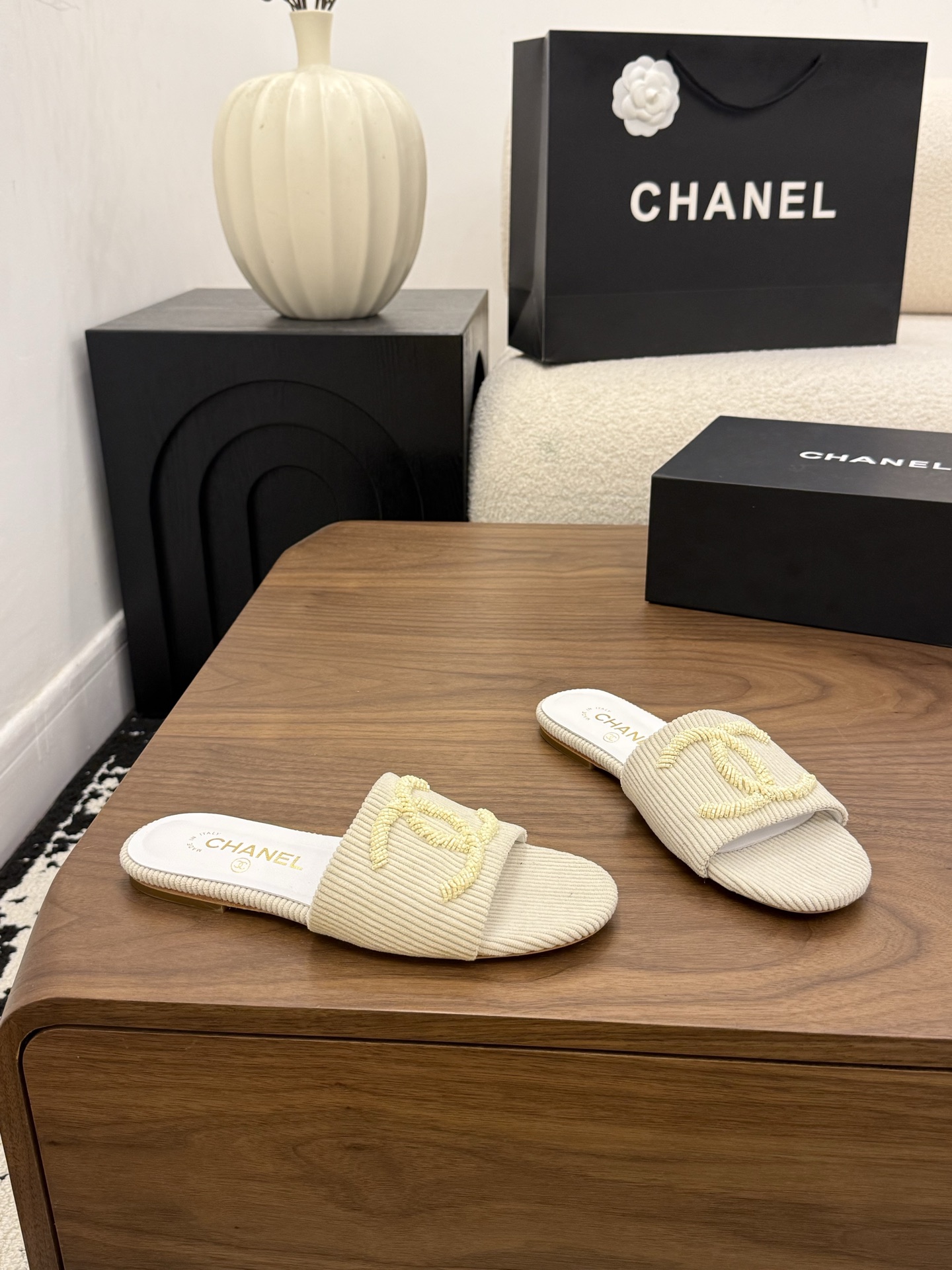 샤넬(CHANEL) 로고 스트라이프 플랫 슬리퍼 신발