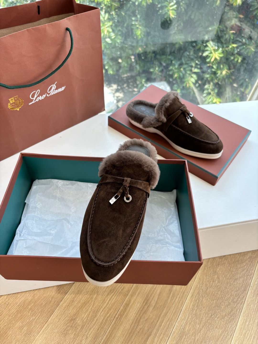 로로피아나(Loro Piana) 커플 퍼 트리밍 스웨이드 뮬 슬리퍼 신발