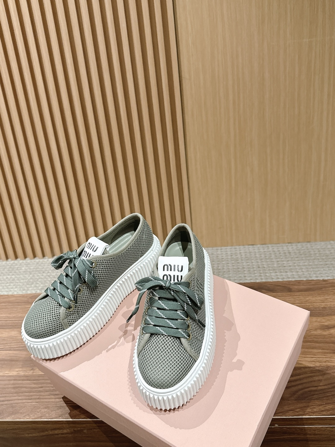 미우미우(MIU MIU) 플랫폼 캔버스 스니커즈 신발
