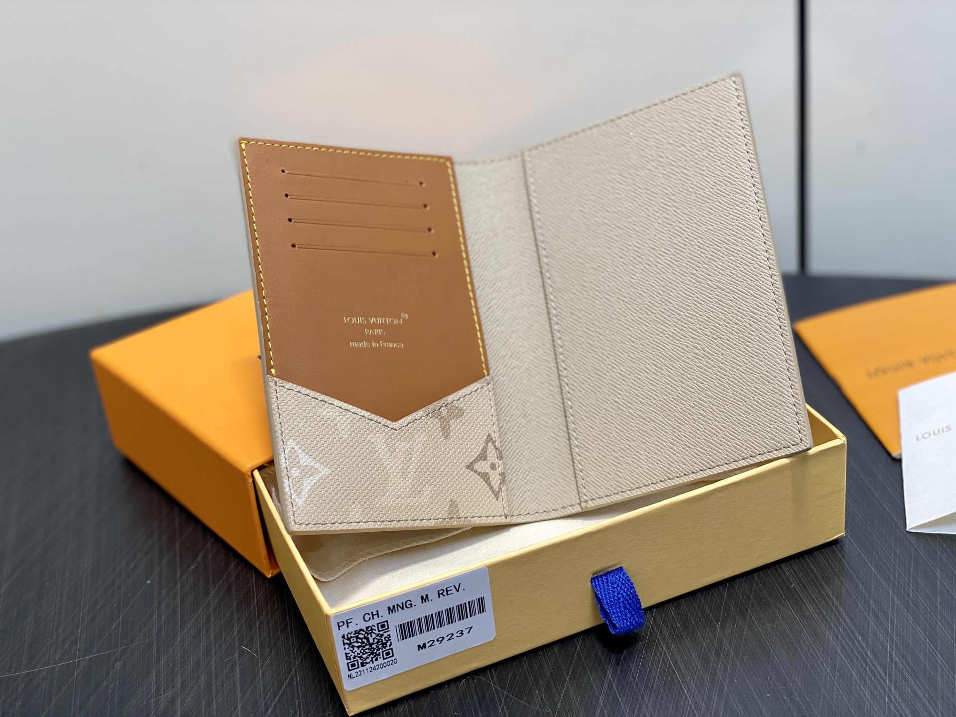 [Louis Vuitton] LV 루이비통 모노그램 서플러스 패스포트 커버 (에이프리콧 그레이) 여권 지갑