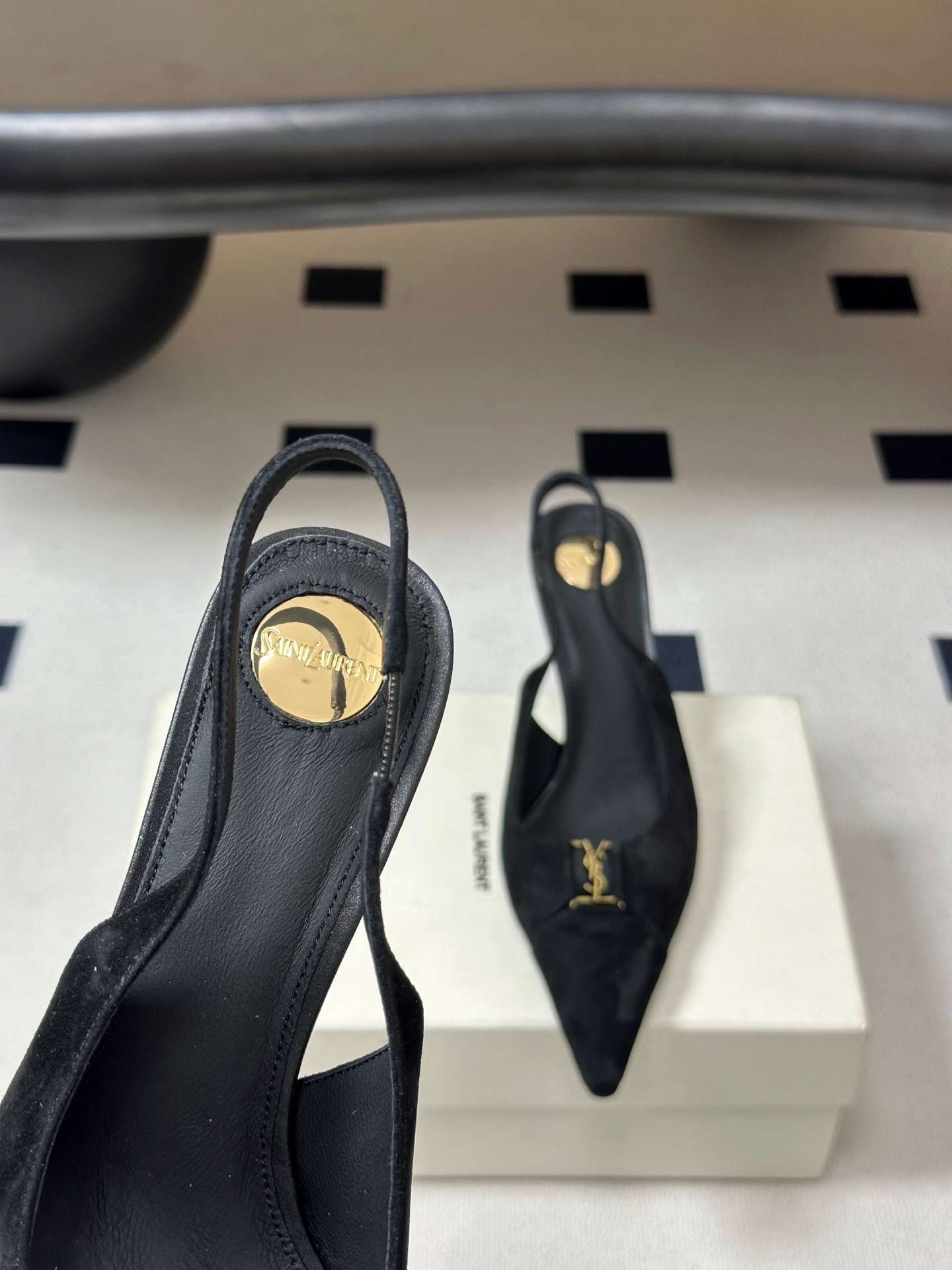 생로랑(SAINT LAURENT) YSL 메탈 로고 캡토 슬링백 펌프스 신발