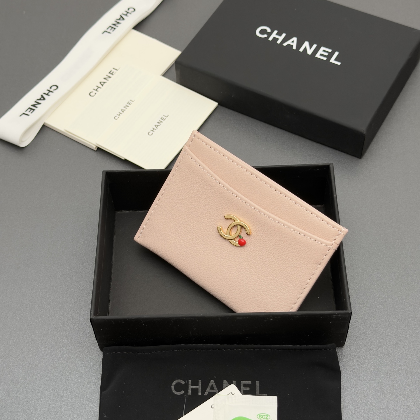 [Chanel] 샤넬 메탈 로고 레더 카드 지갑