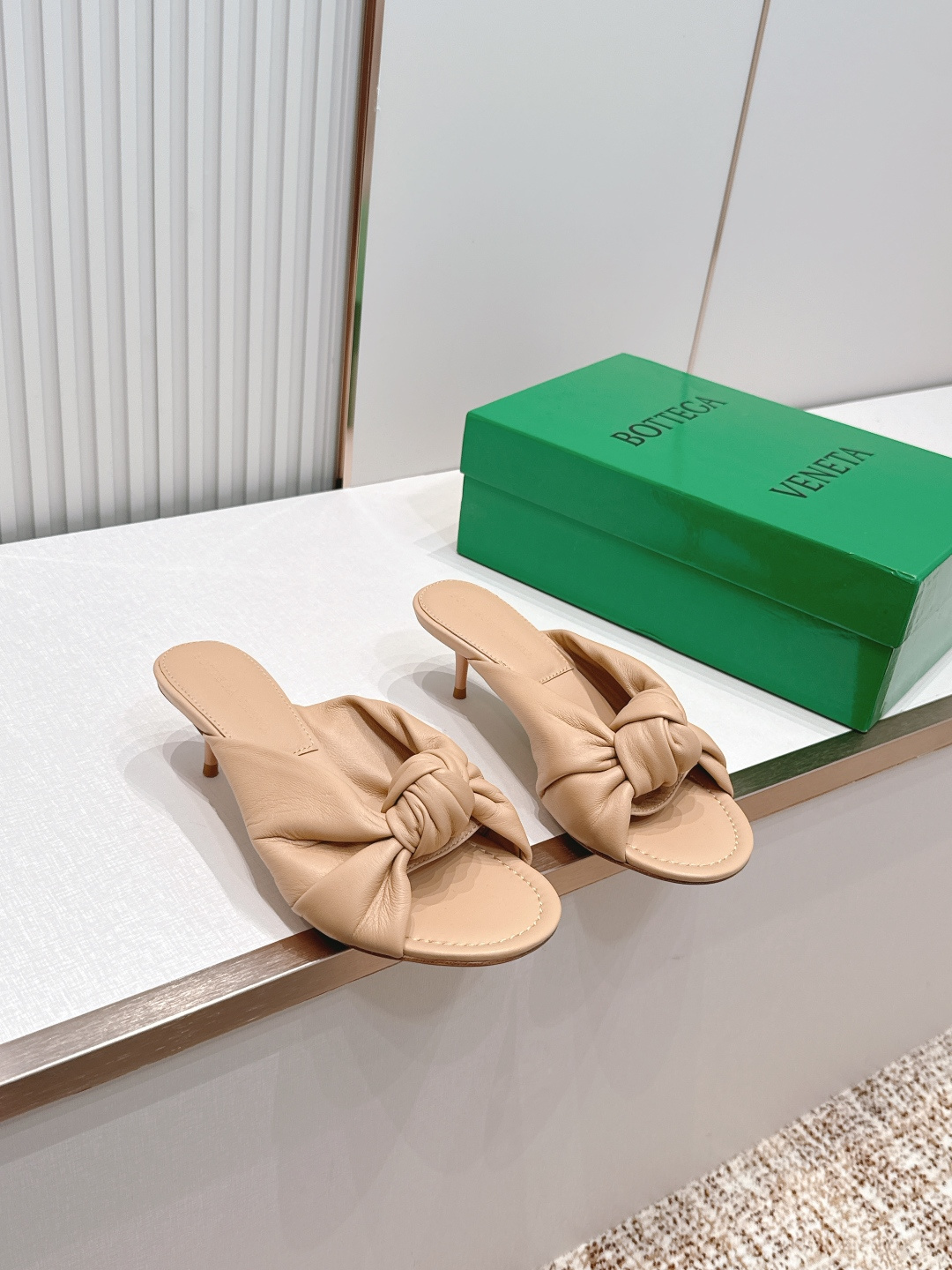 보테가 베네타(BOTTEGA VENETA) 체리 트위스트 뮬 힐 신발