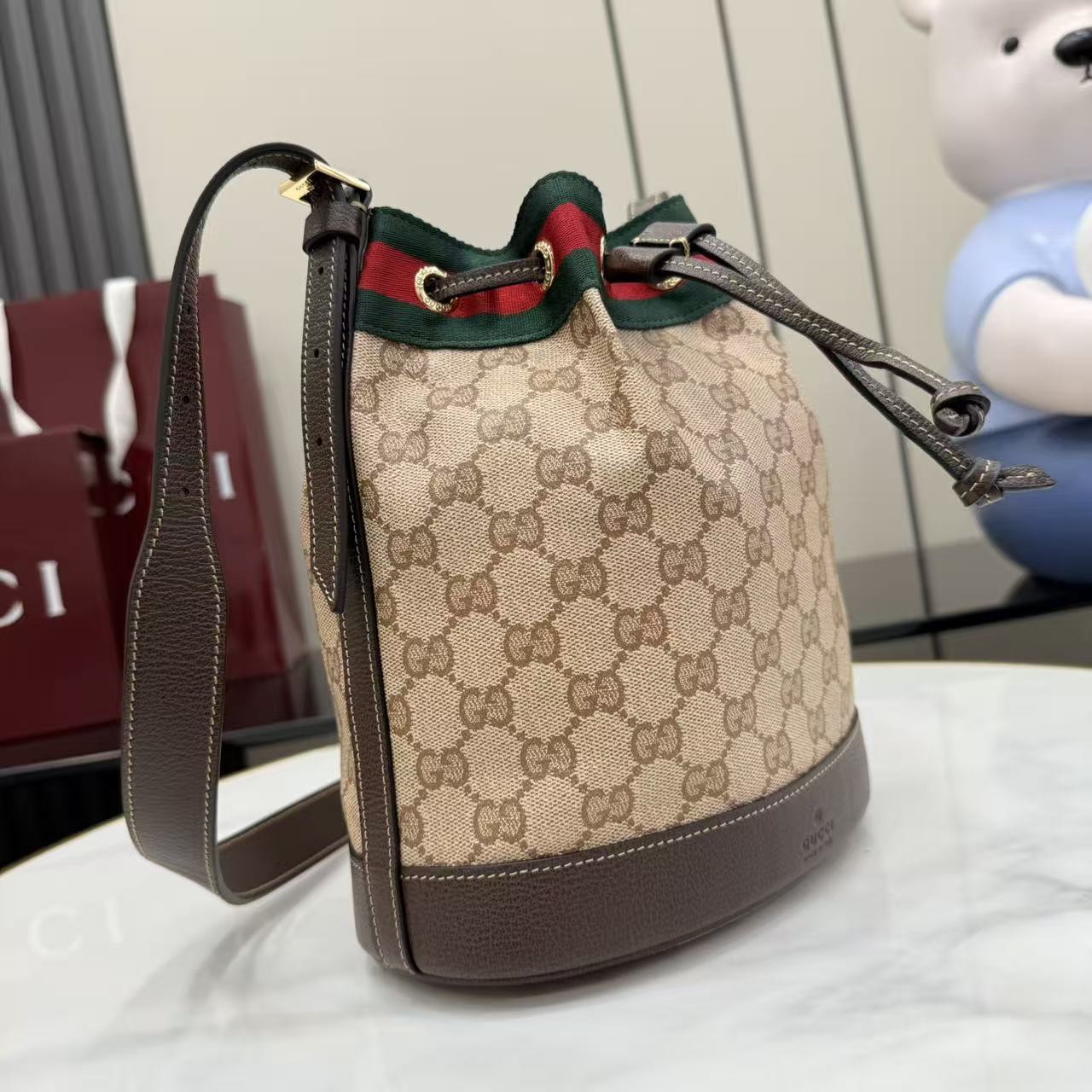 [Gucci] 구찌 Generation GG 코팅 캔버스 버킷백 가방