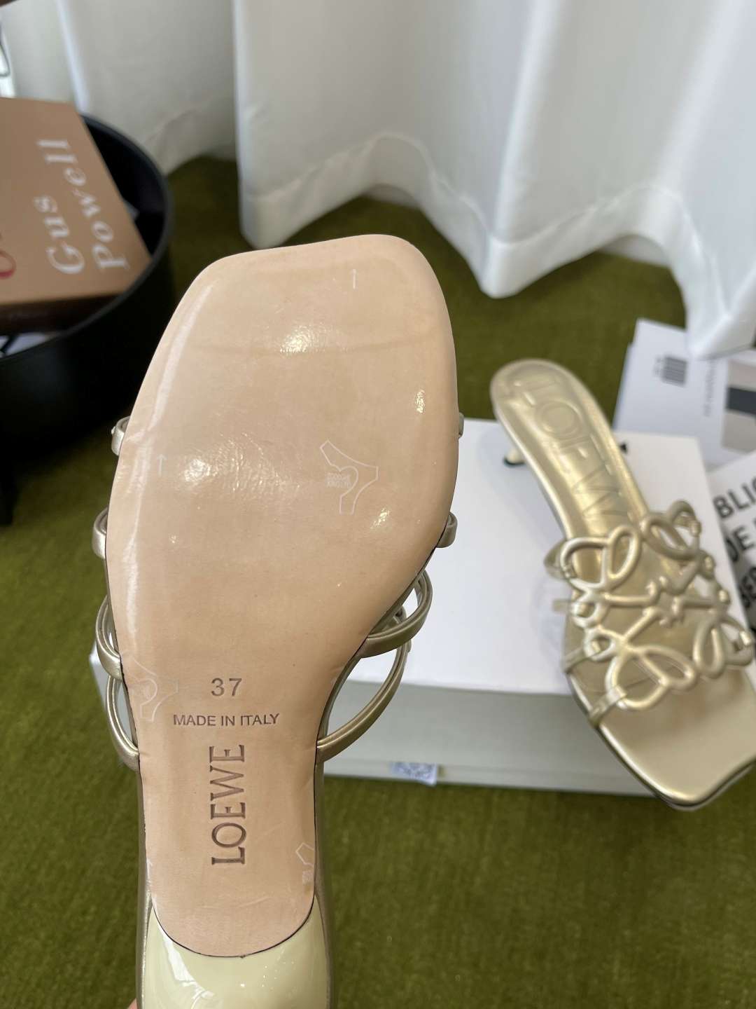 로에베(LOEWE) 아나그램 스트랩 스퀘어토 키튼힐 신발