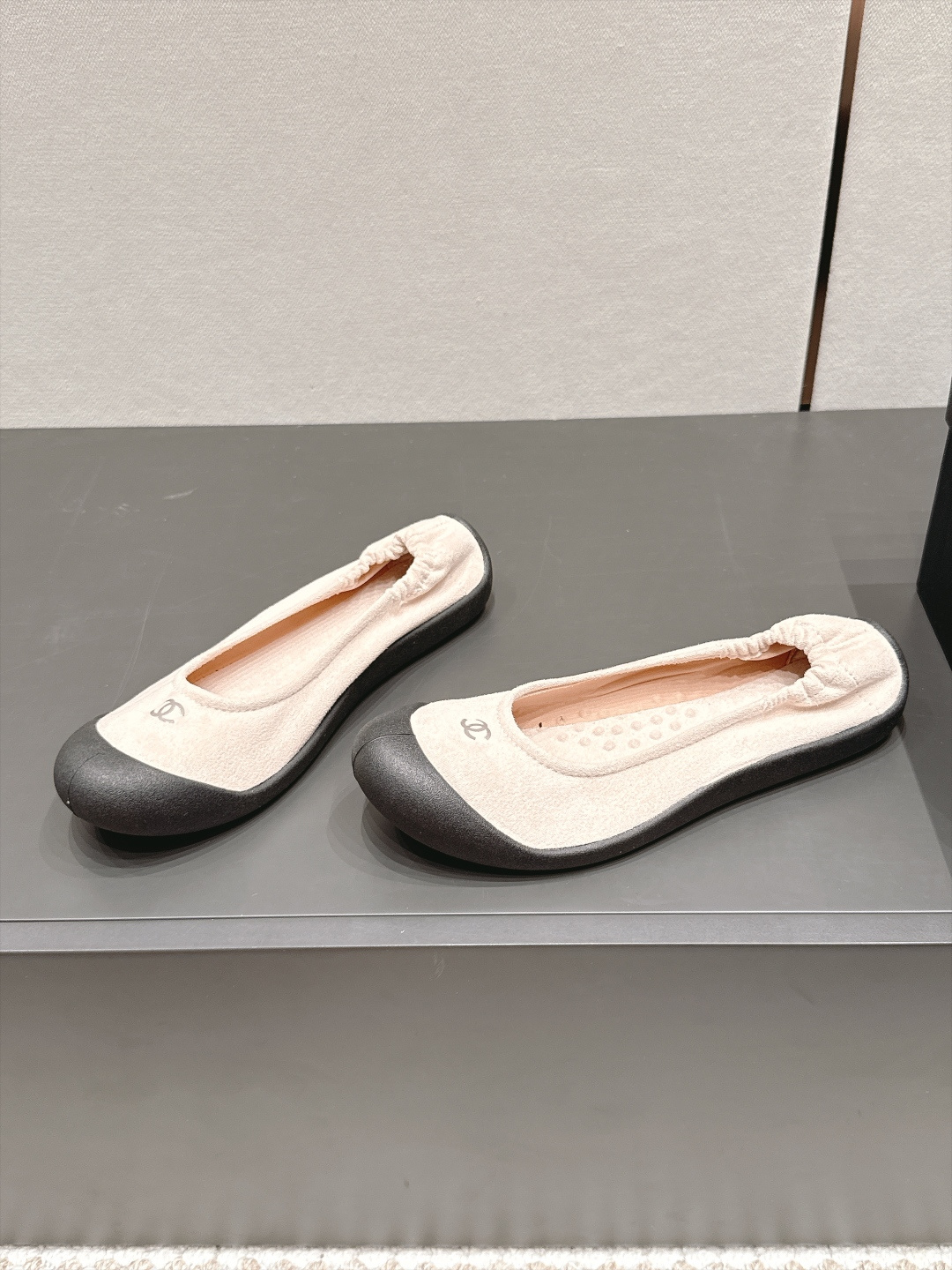 샤넬(CHANEL) 스웨이드 밴딩 힐 플랫 신발