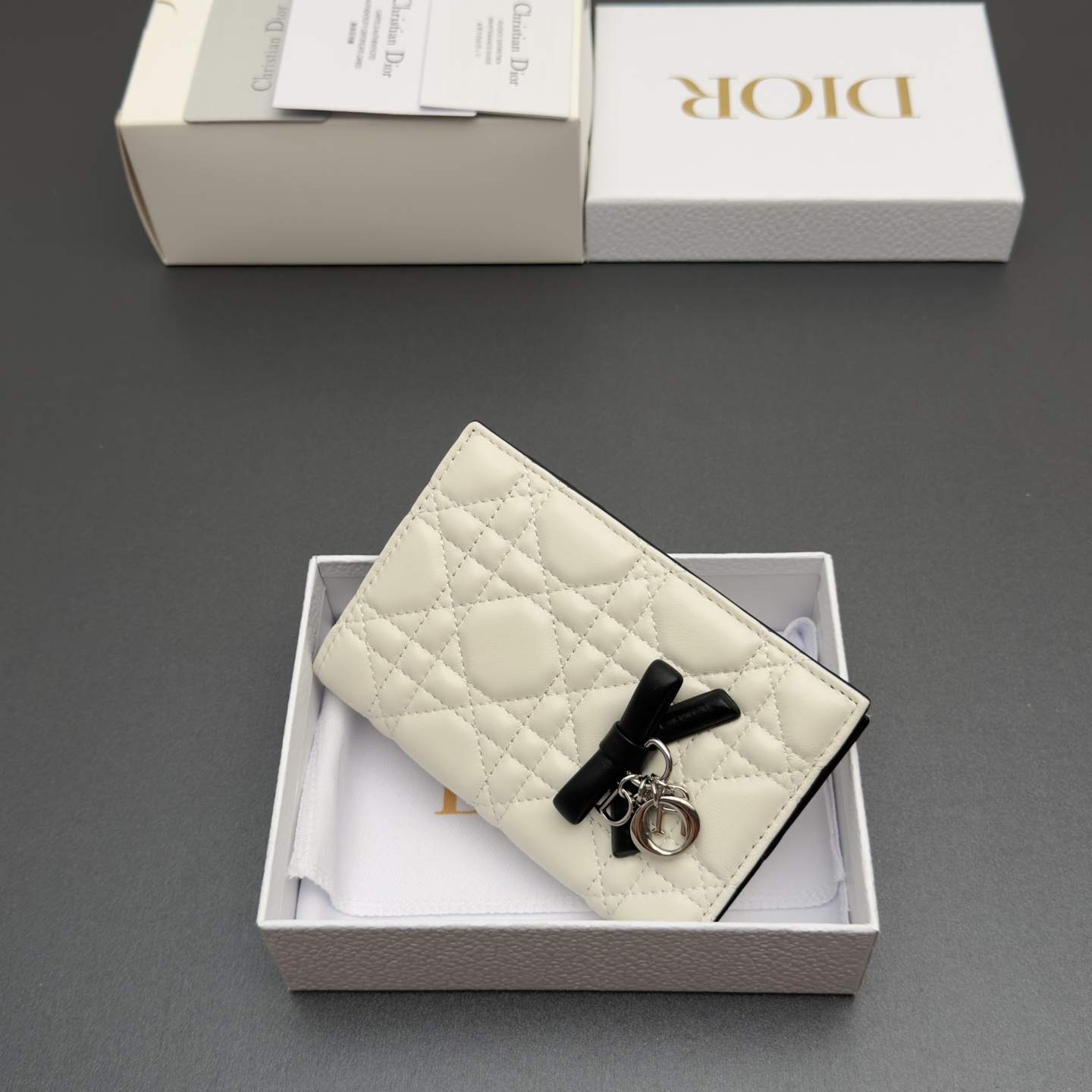 [Dior] 디올 Lady 레이디 까나쥬 램스킨 패스포트 홀더 지갑 / S2626