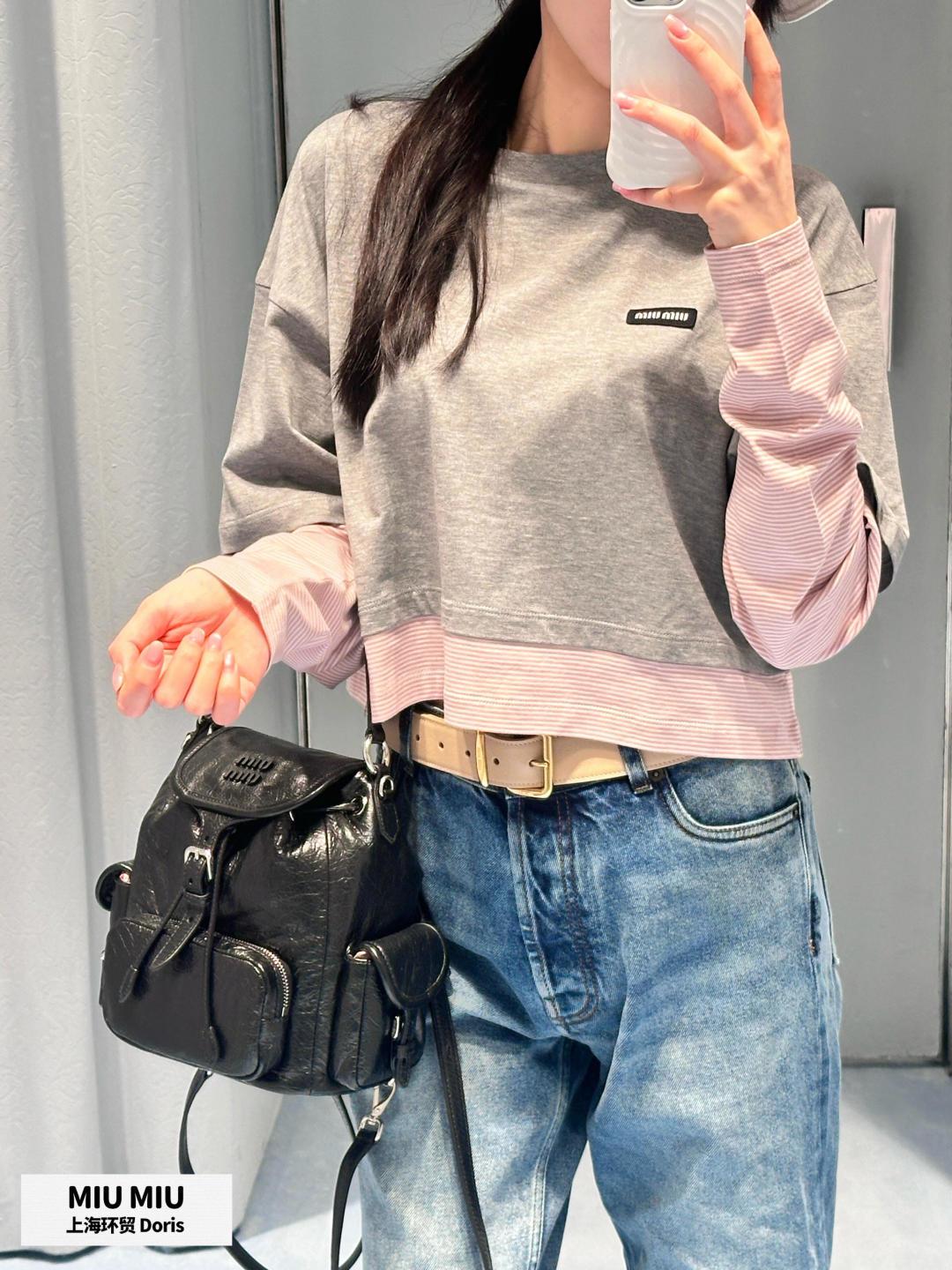 미우미우(MIU MIU) 배색 레이어드 페이크 투피스 크롭 티셔츠 상의 의류