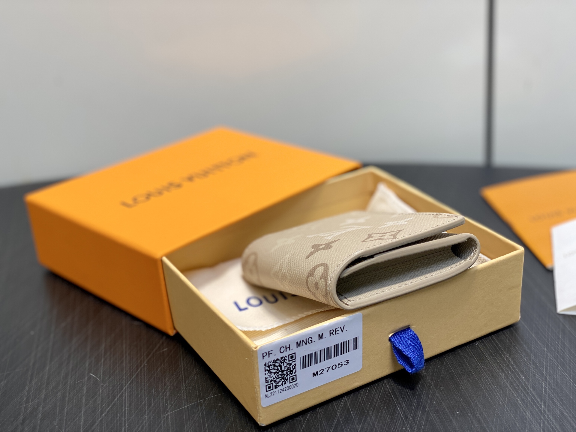 [Louis Vuitton] LV 루이비통 모노그램 서플러스 앙벨롭 카르트 드 비지트 (에이프리콧 그레이) 지갑