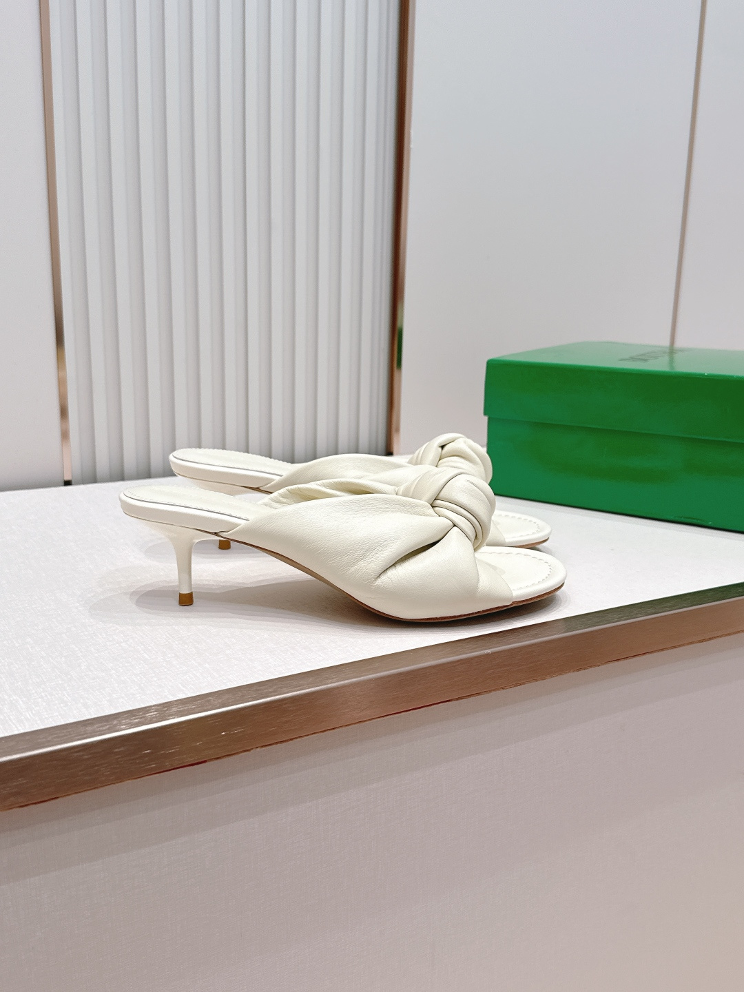 보테가 베네타(BOTTEGA VENETA) 체리 트위스트 뮬 힐 신발