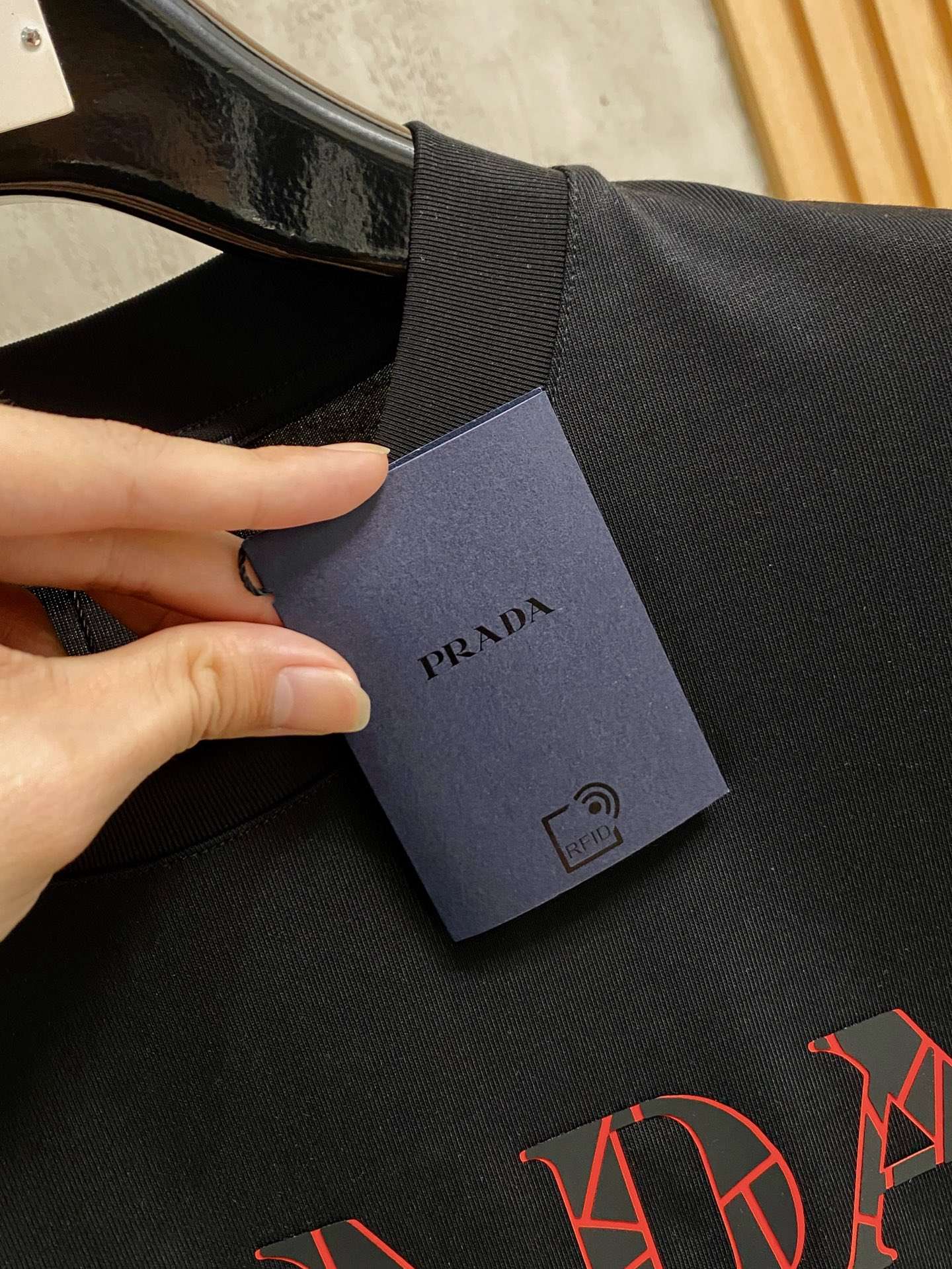 프라다(PRADA) 밀라노 로고 그래픽 프린트 반팔 티셔츠 상의 의류
