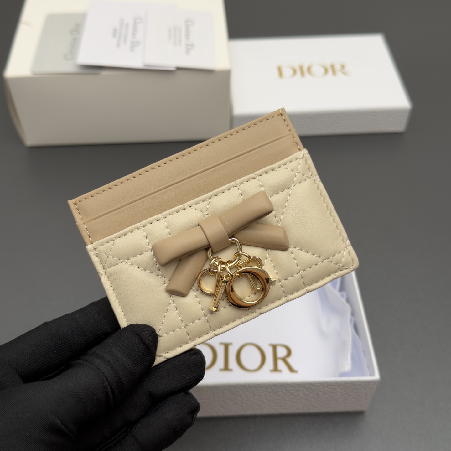 [Dior] 디올 Lady Freesia 레이디 프리지아 까나쥬 램스킨 카드 홀더 지갑