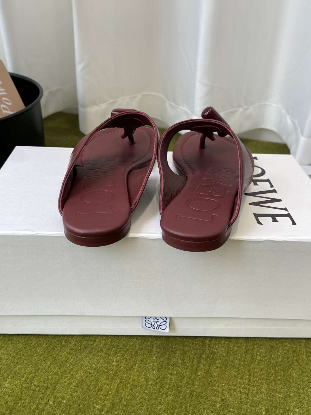 로에베(LOEWE) 토글 장식 토포스트 쪼리 스리퍼 신발