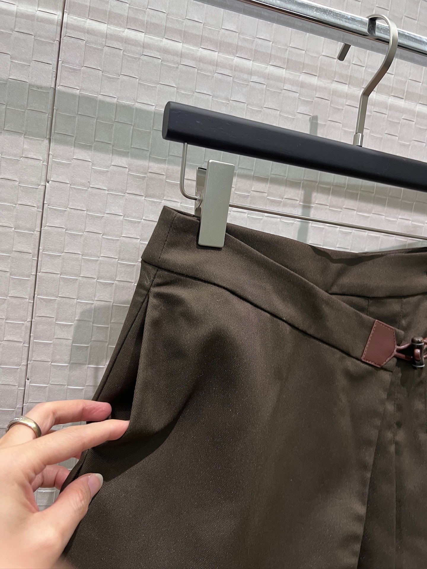 [Loewe] 로에베 26SS 비대칭 레더 버클 플리츠 스커트 치마 의류