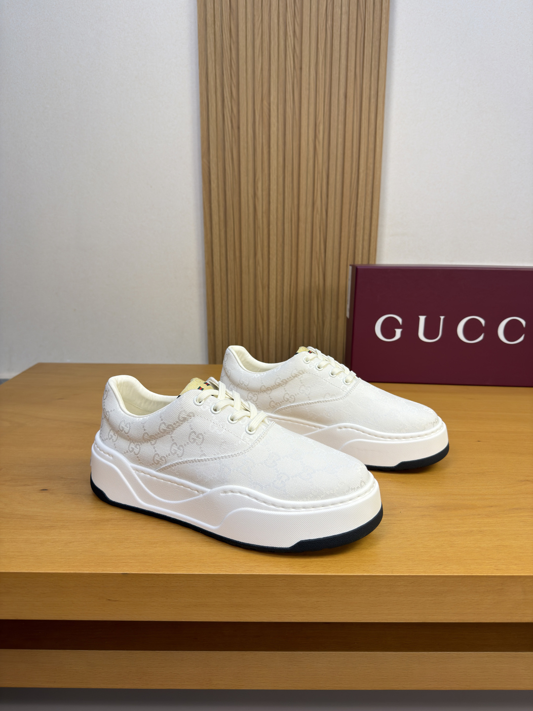 GUCCI 구찌 나파 소가죽 & 로고 패브릭 스니커즈 신발