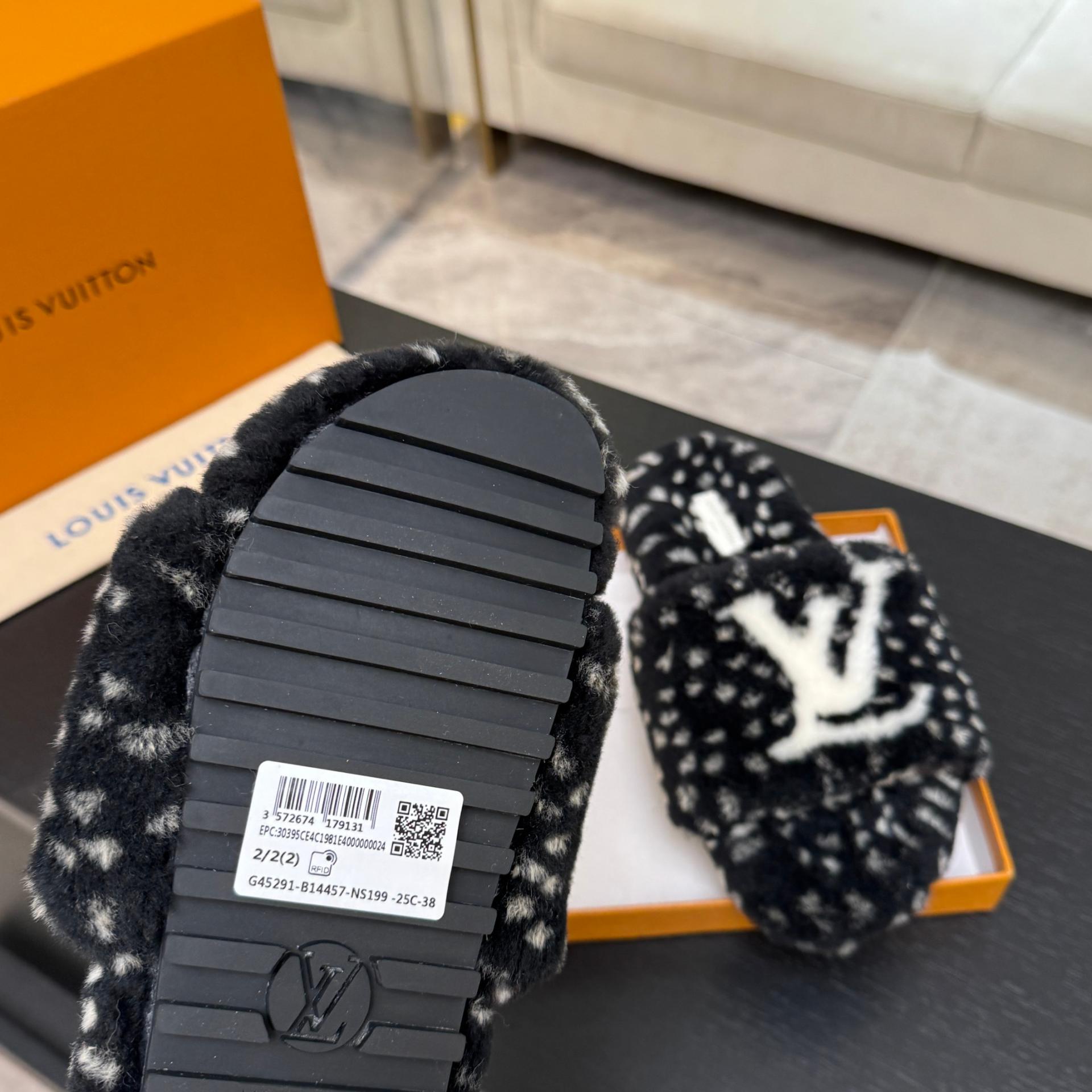 루이비통(LV) 시어링 퍼 슬리퍼 신발