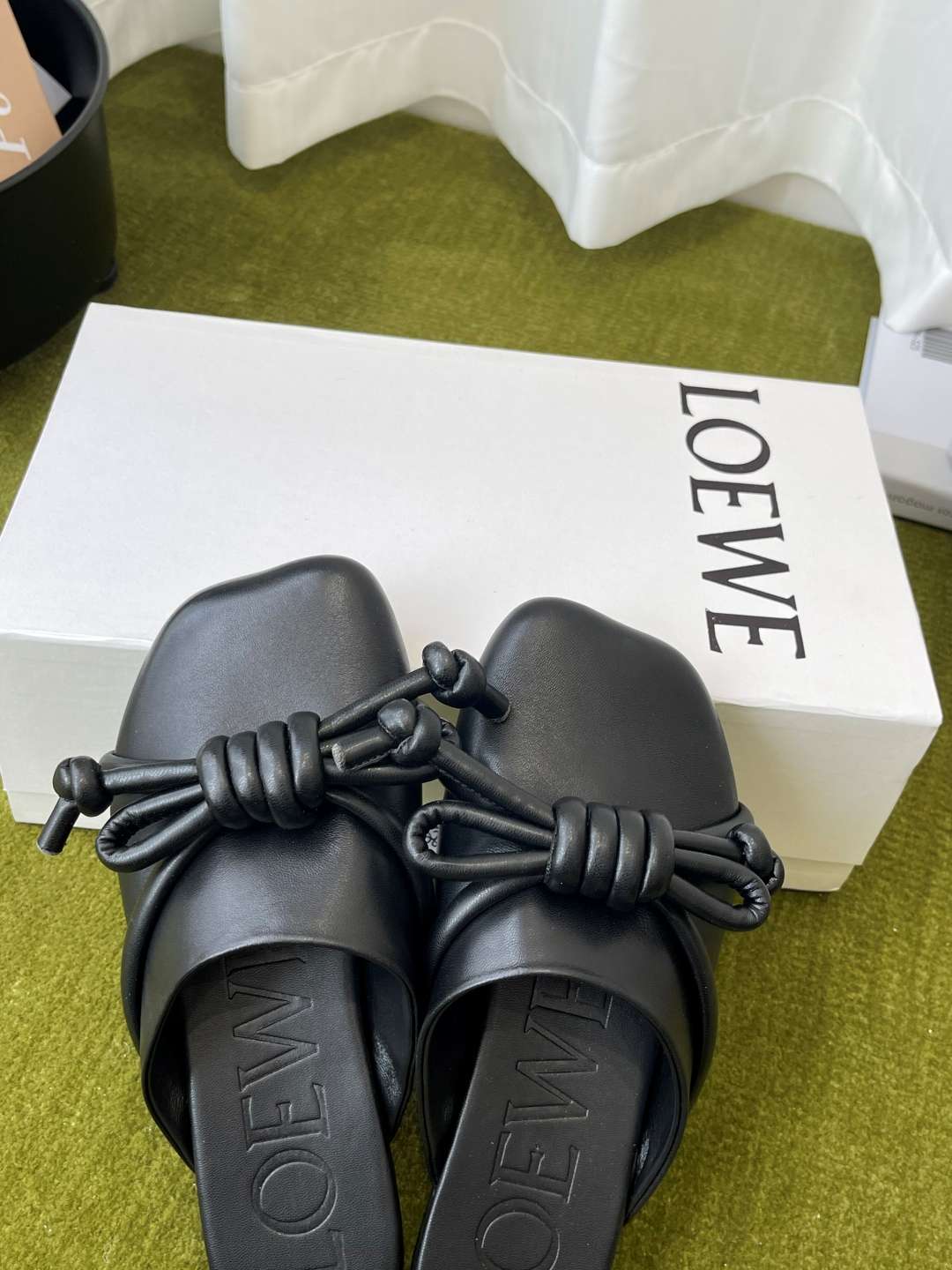 로에베(LOEWE) 매듭 스트랩 백리스 슬리퍼 신발