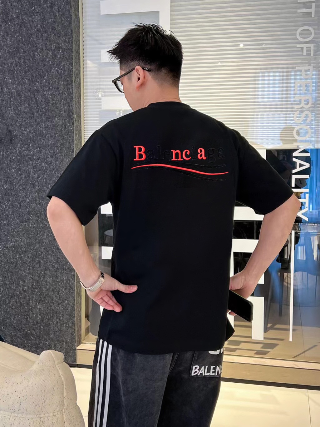 발렌시아가(BALENCIAGA) 패치 자수 로고 반팔 티셔츠 상의 의류