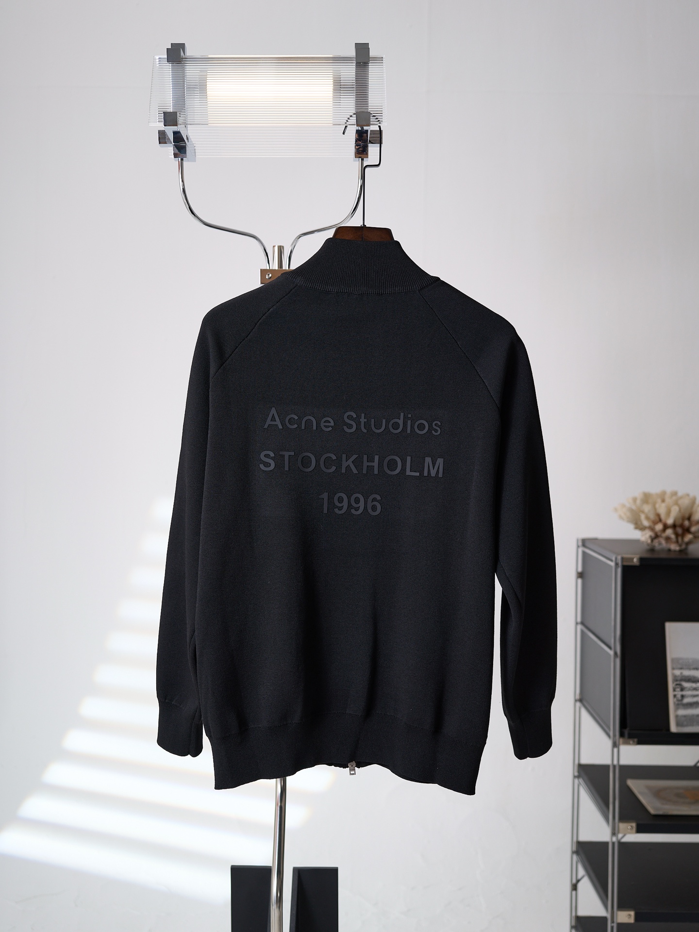 아크네(Acne studios) 실리콘 엠보 레더 집업 니트 가디건 의류