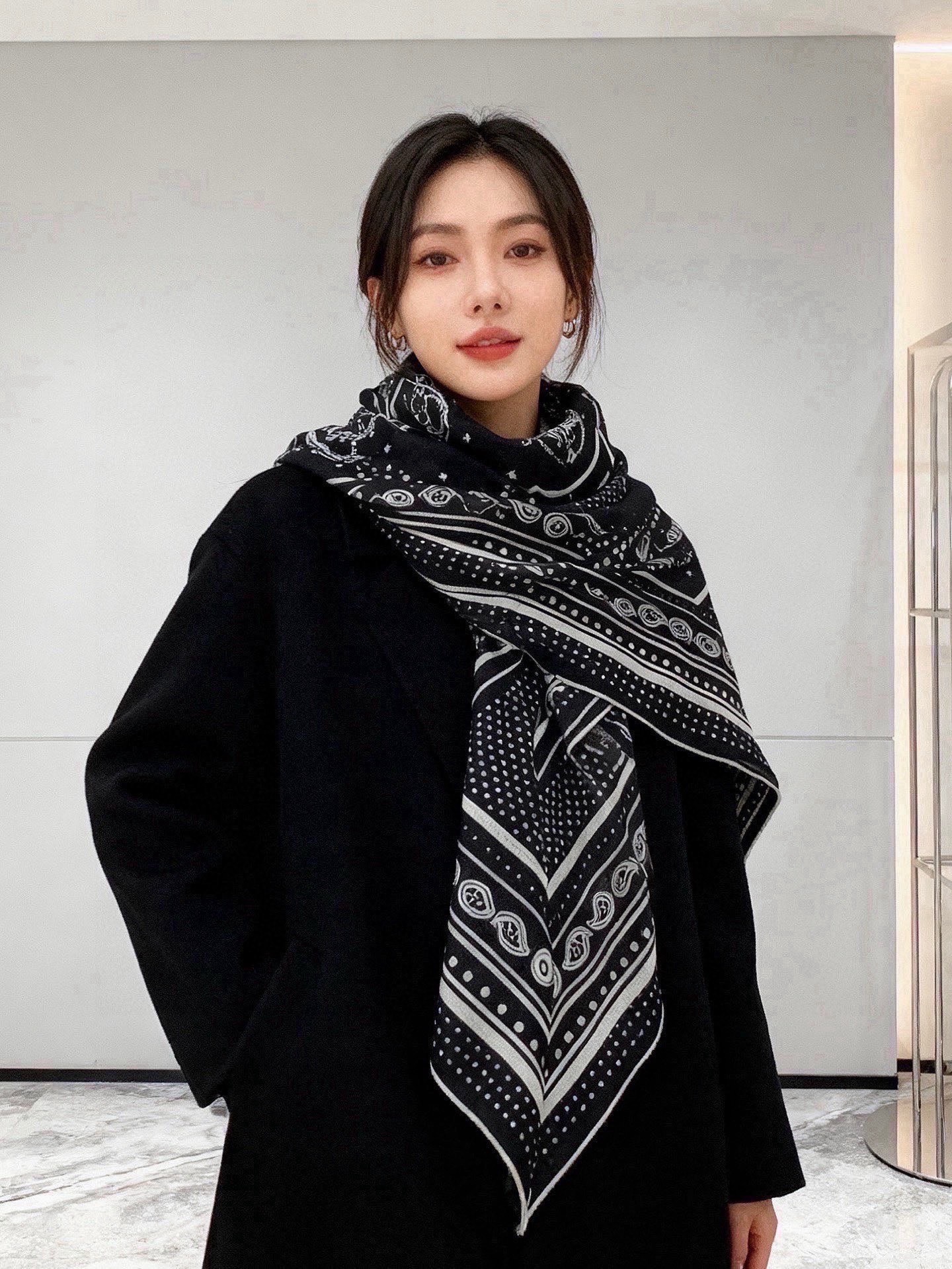 에르메스(HERMES) 그래픽 패턴 캐시미어 실크 숄 목도리 스카프
