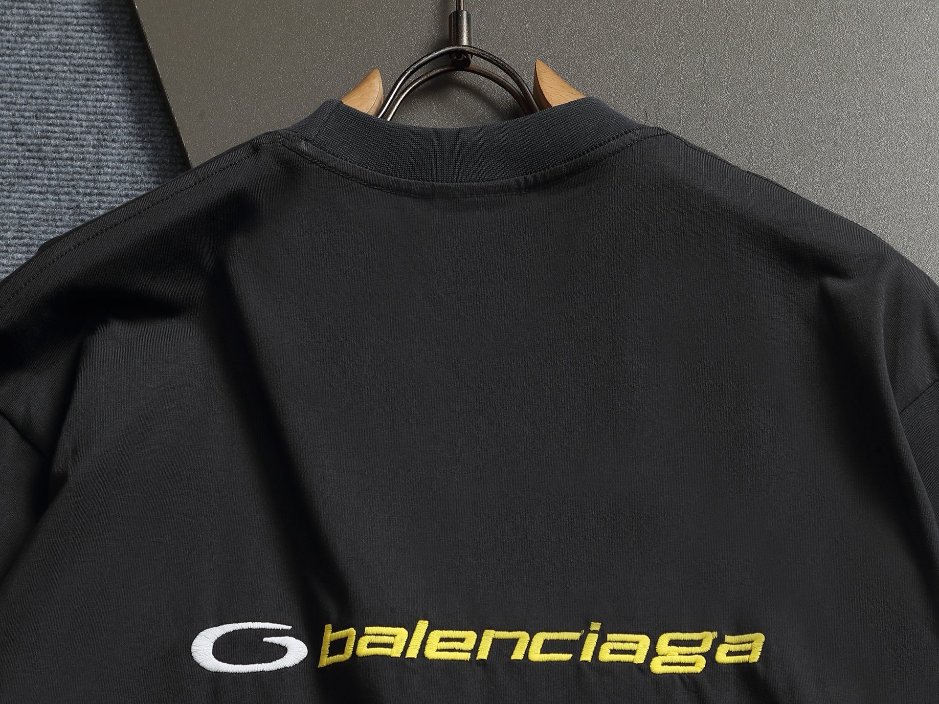 발렌시아가(BALENCIAGA) 서클 레터링 자수 반팔 티셔츠 상의 의류