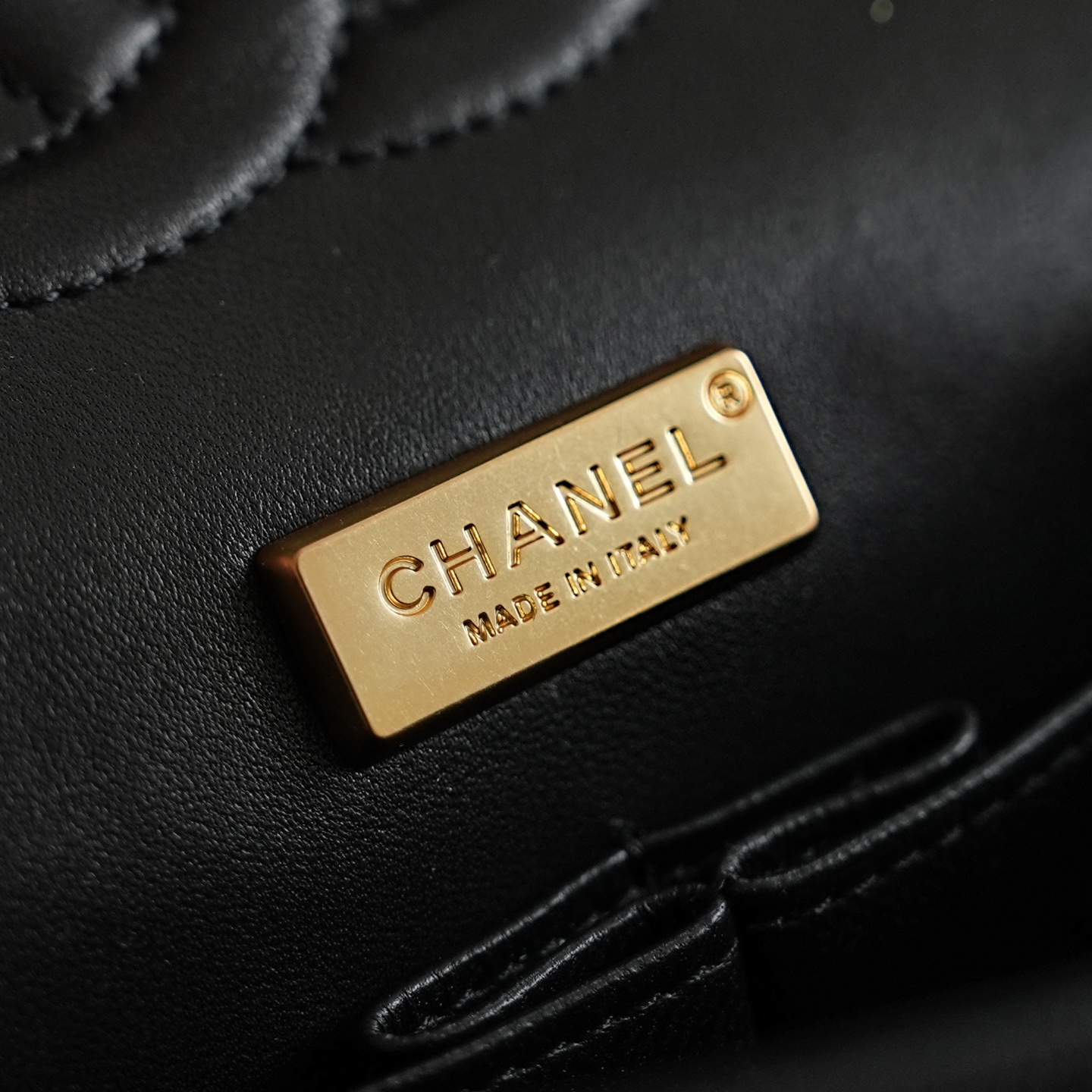 [Chanel] 샤넬 26A 공방 데님 비드 자수 플랩백 (다크 그레이) 가방