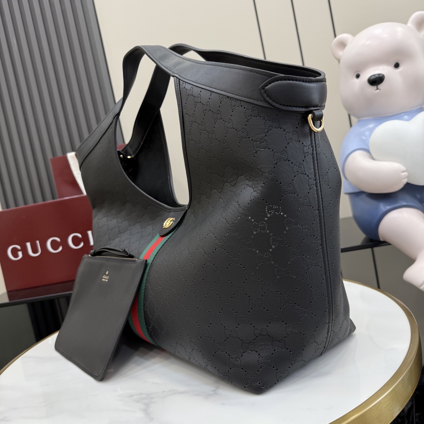GUCCI 구찌 Generation 제너레이션 GG 질리오(Giglio) 펀칭 레더 토트백 - 블랙 라지 가방
