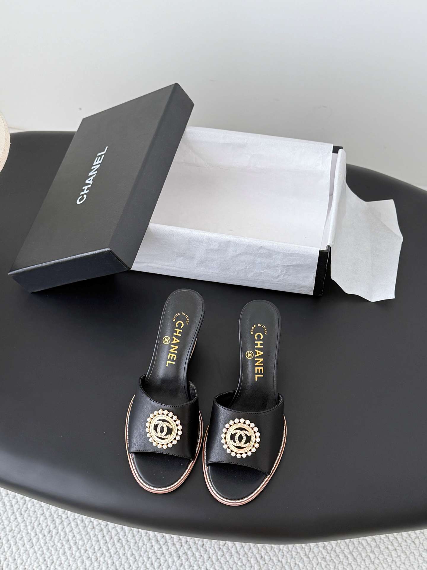 샤넬(CHANEL) 진주 메달 웨지 뮬 샌들 신발