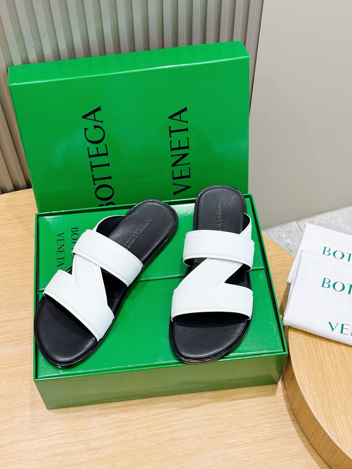 [Bottega Veneta] BV 보테가 베네타 웨이브 인트레치아토 레더 뮬 / 슬라이드 슬리퍼 신발