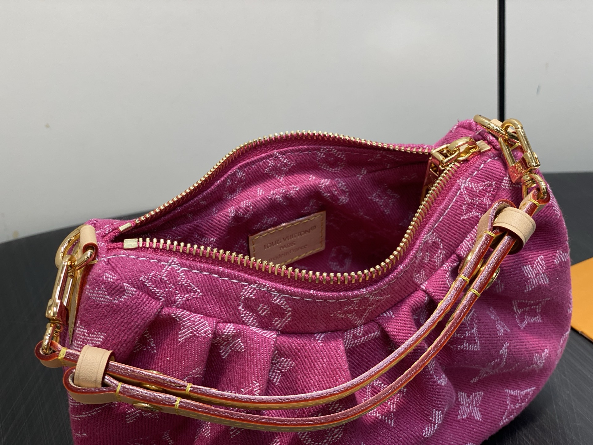 [Louis Vuitton] LV 루이비통 모노그램 데님 포쉐트 밸리 (로즈 핑크) 가방