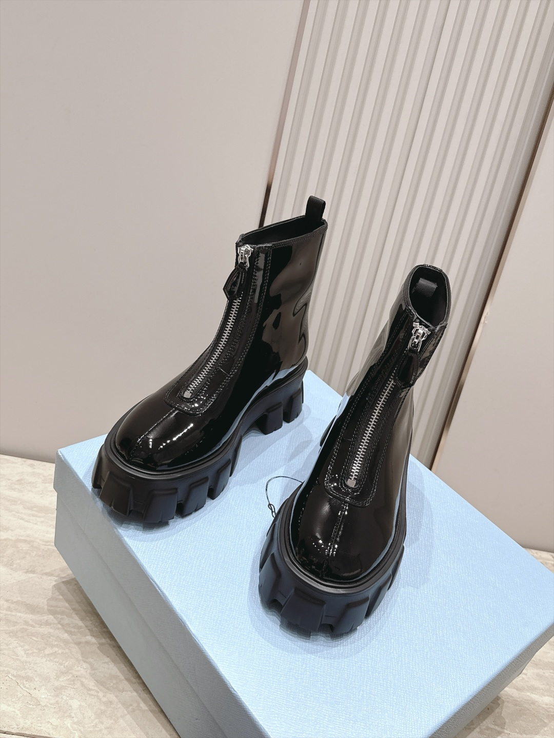 프라다(PRADA) 프론트 지퍼 플랫폼 앵클 부츠 신발