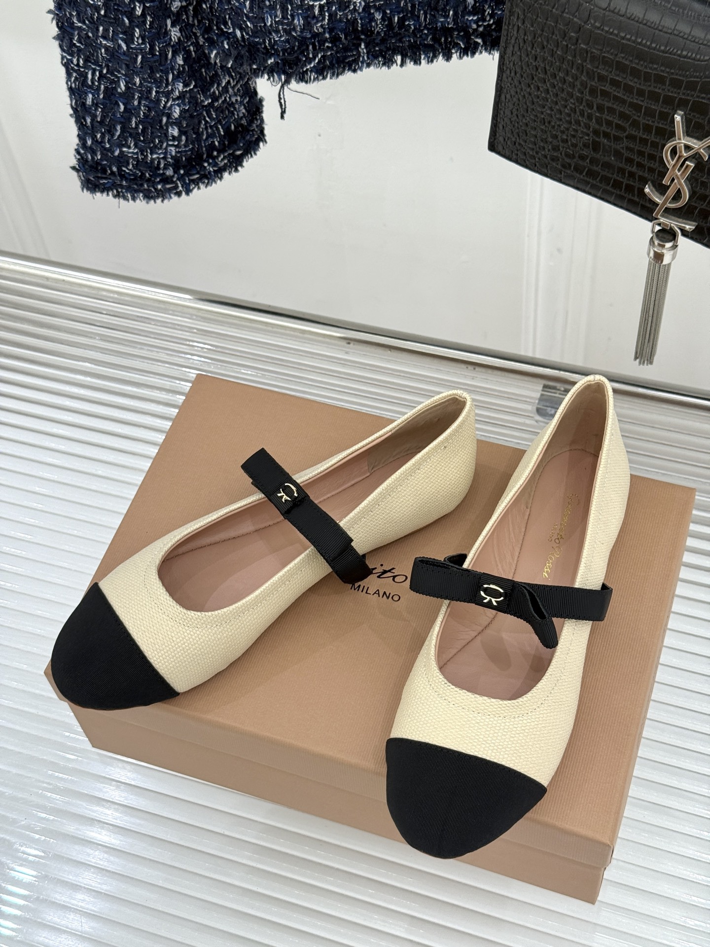 지안비토 로시(Gianvito Rossi) 리본 메리제인 플랫슈즈 신발