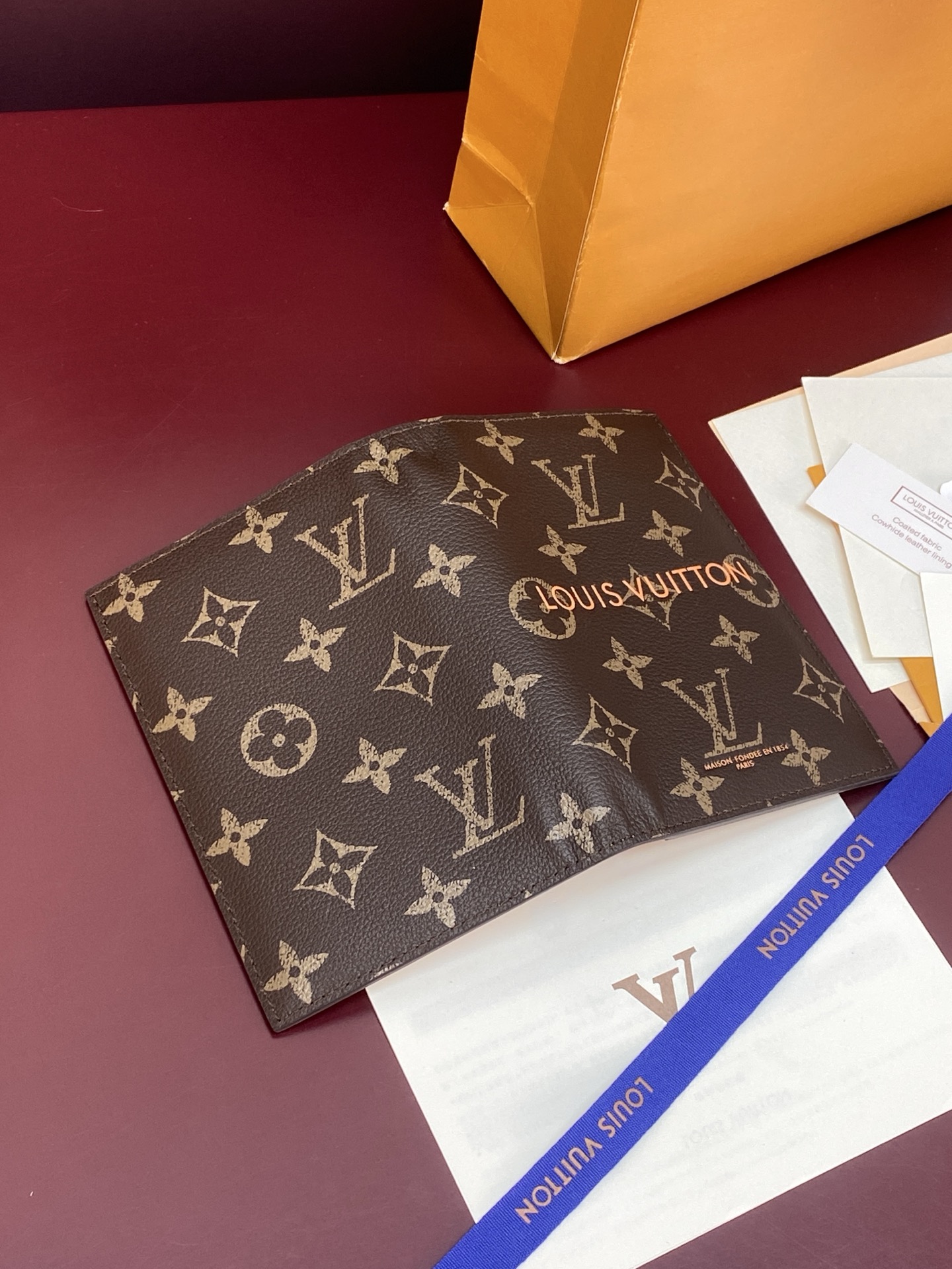 [Louis Vuitton] LV 루이비통 쇼퍼백 모티브 패스포트 홀더 모노그램 (칩 내장형) 지갑 M2A491