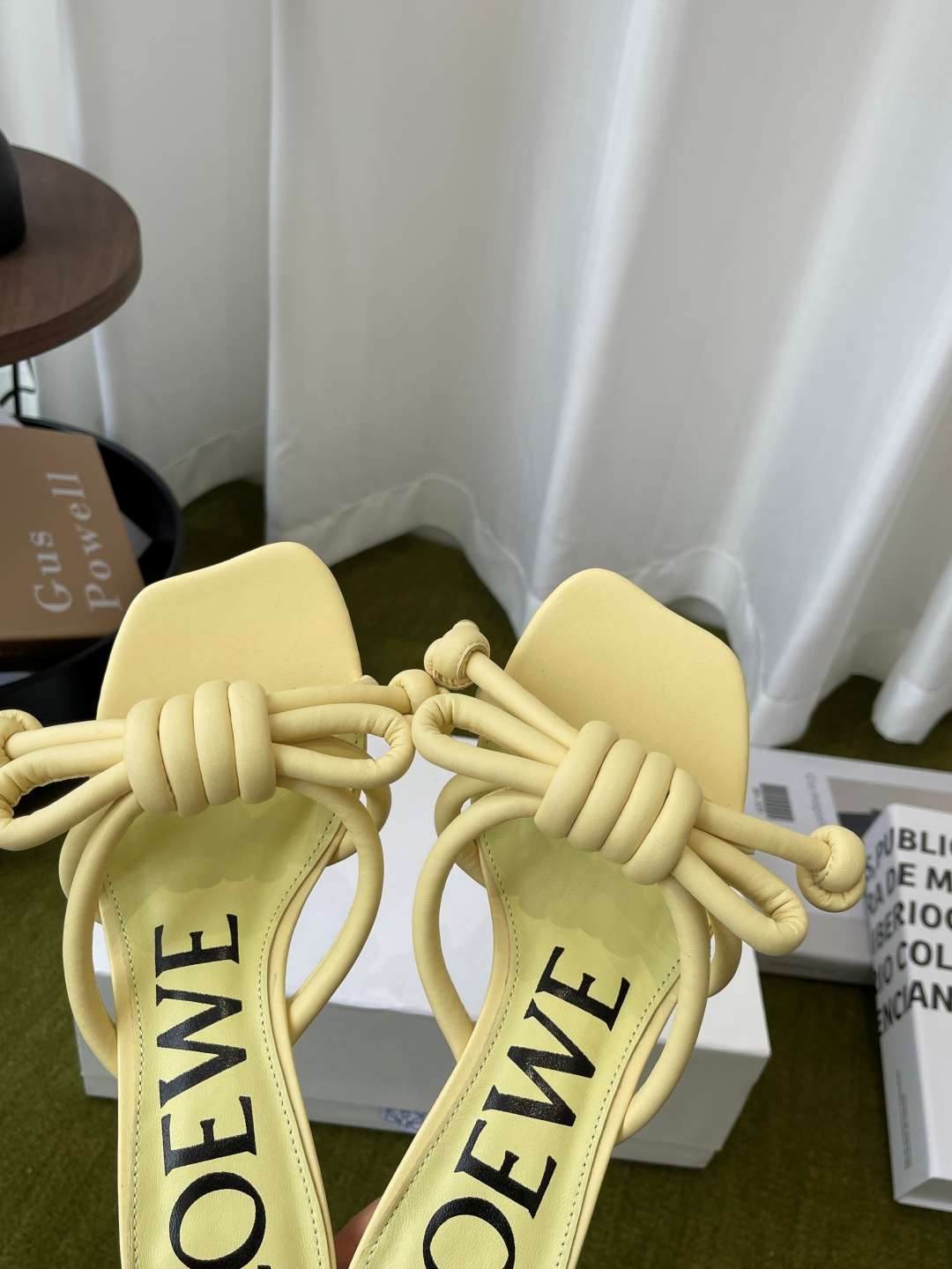로에베(LOEWE) 리본 매듭 스트랩 미들힐 신발