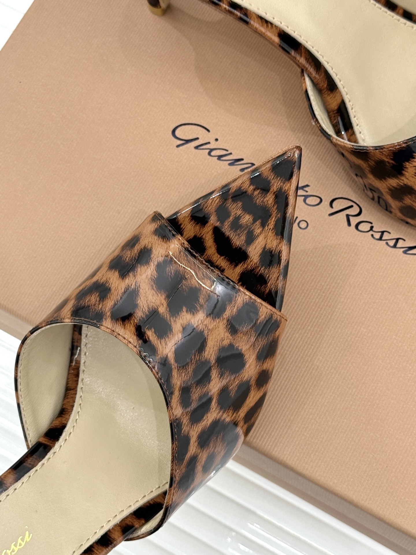 지안비토 로시(Gianvito Rossi) 슬림 포인티드 힐 슬리퍼 신발