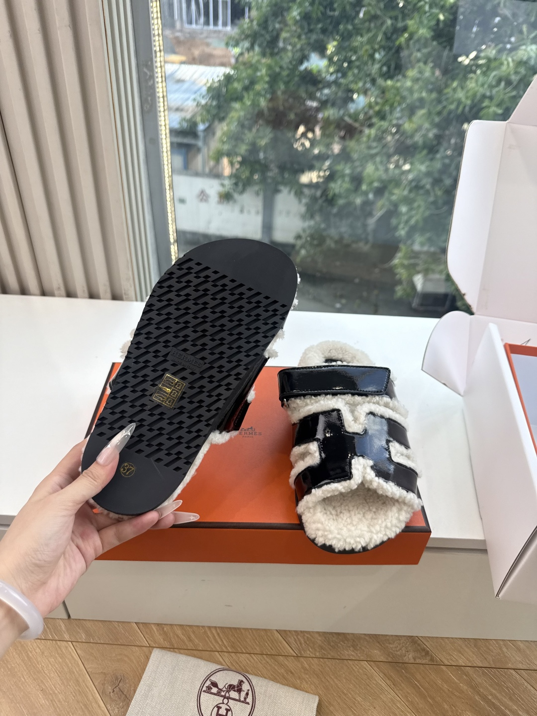 에르메스(HERMES) 시어링 퍼 뮬 슬리퍼 신발