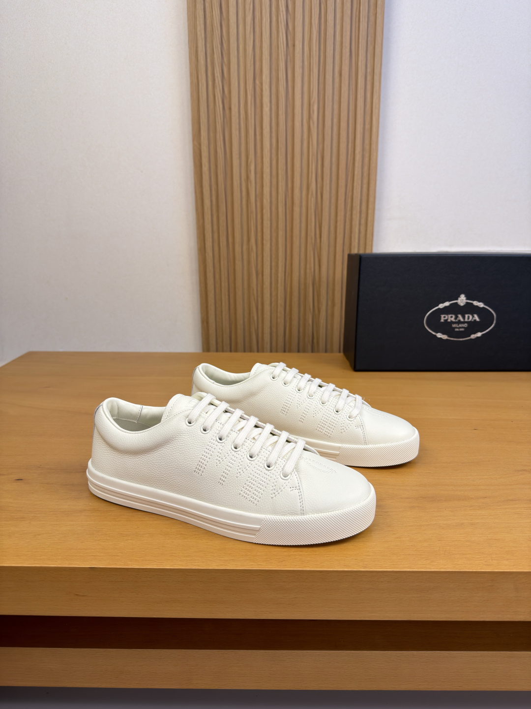 [Prada] 프라다 자수 엠블럼 리치 가죽 스니커즈 신발