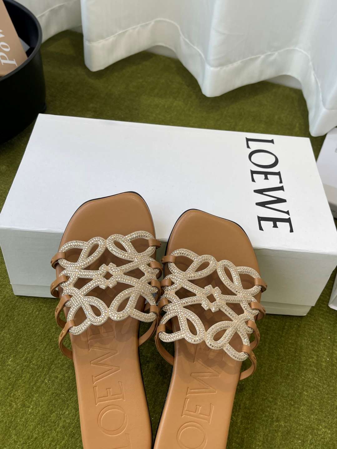 로에베(LOEWE) 라인스톤 스퀘어토 플랫 슬리퍼 신발