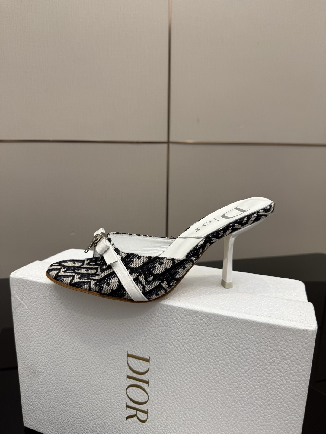 디올(DIOR) 패브릭 뮬 힐 신발